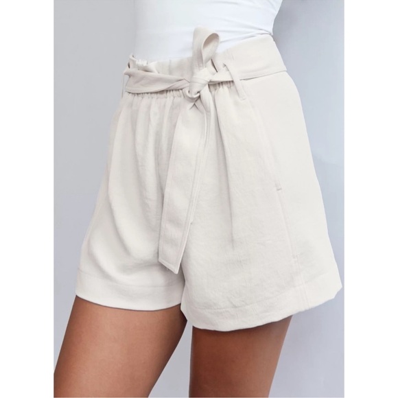 Aritzia Wilfred Paper bag shorts - light cream - Picture 2 of 7